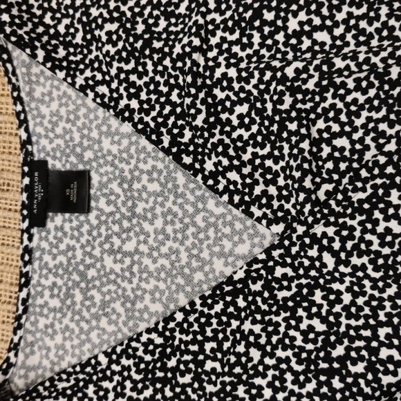 Ann taylor 3/4 sleeve wrap top, black & white little flower print, size XS - Picture 5 of 9